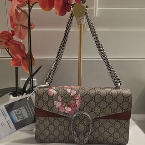Gucci Dionysus Blooms GG Supreme shoulder bag. 